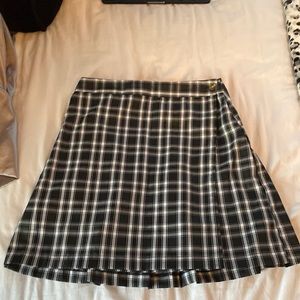 Black and white plaid skirt. Size small.